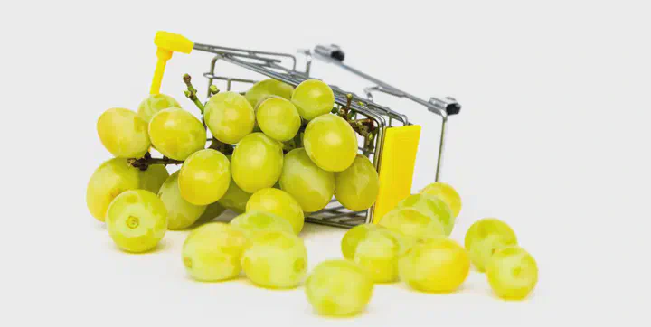 Почему магазины делают огромные скидки на продукты и не опасно ли их есть, виноград