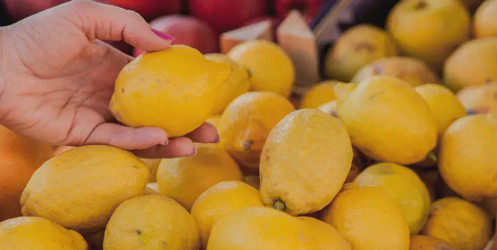 Почему магазины делают огромные скидки на продукты и не опасно ли их есть, лимон