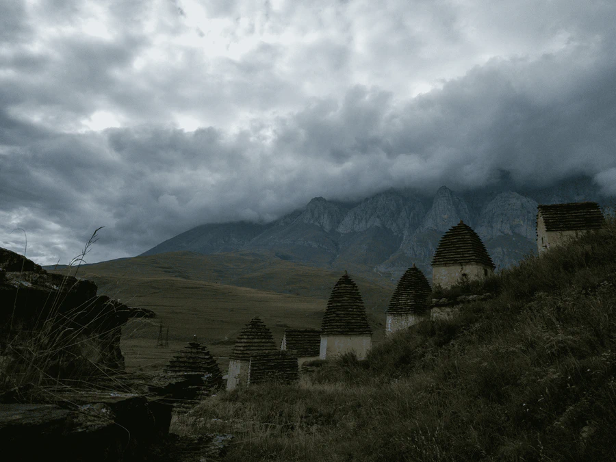 Горы под белыми облаками