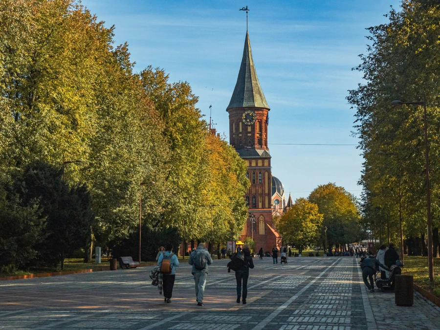 Высокая башня осенью